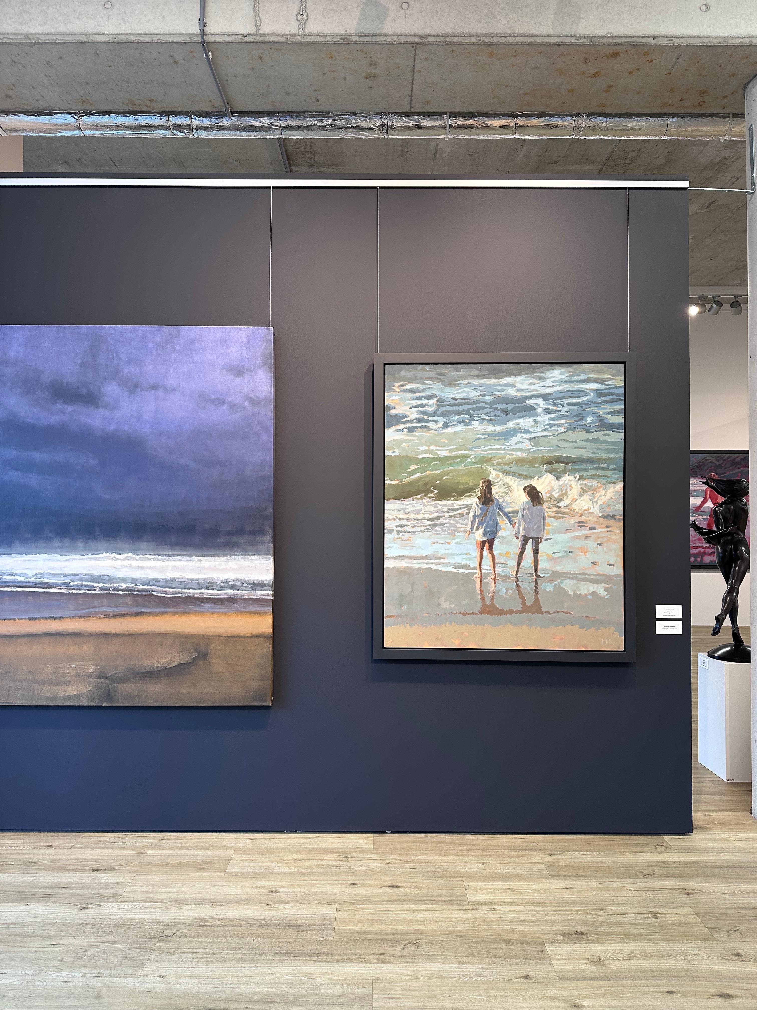 El mar- Pintura contemporánea del siglo XXI de dos chicas de pie en la playa - Figurative Painting Gris de Mitzy Renooy