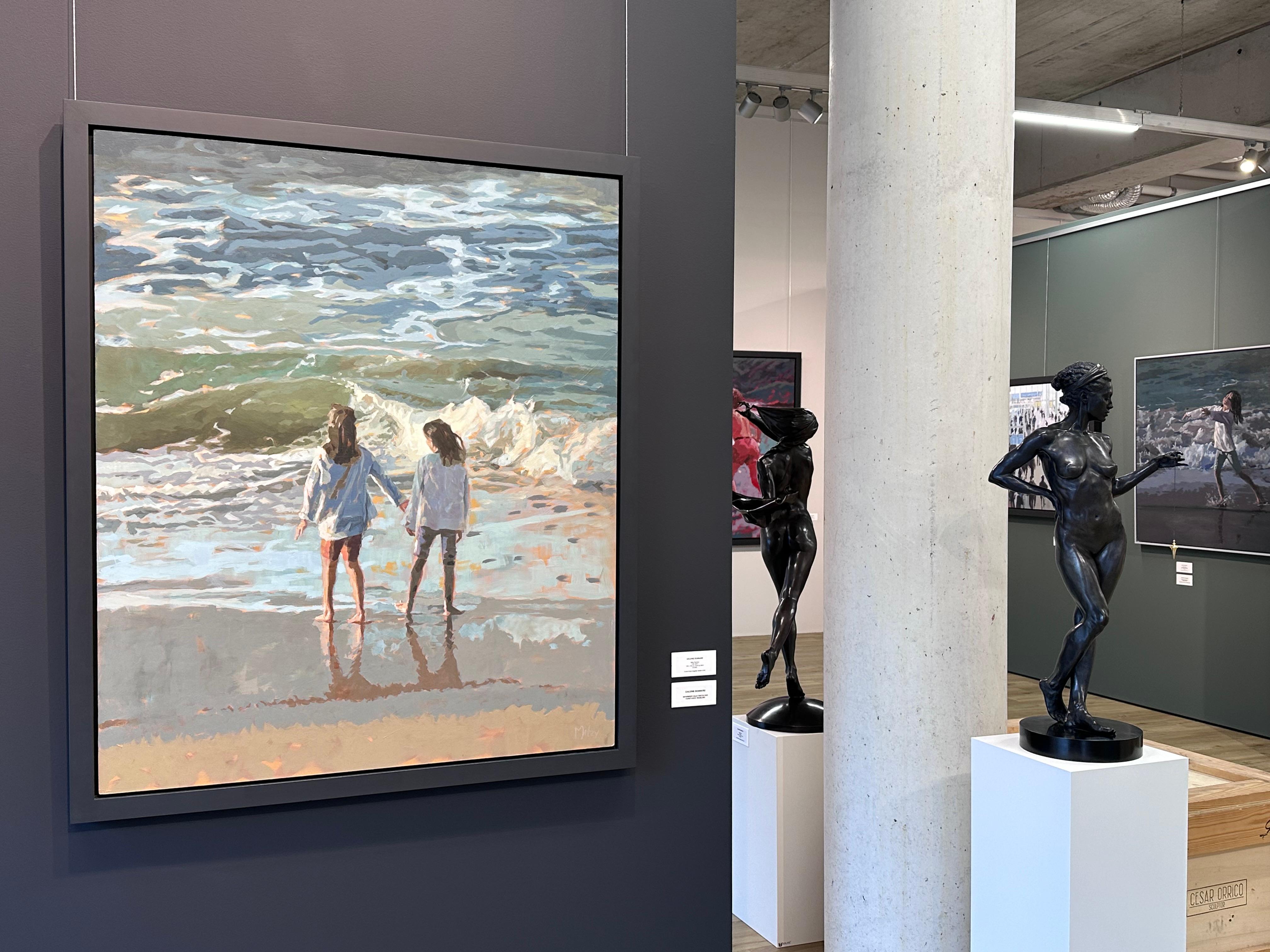 The Sea- 21ème siècle Peinture contemporaine de deux filles debout sur la plage en vente 2