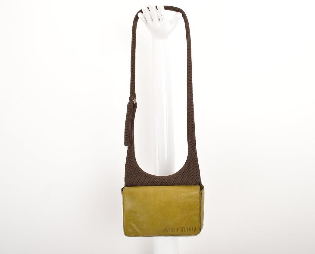 MIU MIU 1999 olive green body bag, from the debut collection of the highly sought after Miu Miu Menswear line (which ended in 2008).
 
Features;
Velcro closure
Nylon mesh body strap
Interior zip compartment
MADE IN ITALY
 
Sizing;
Length; 8''
Depth;