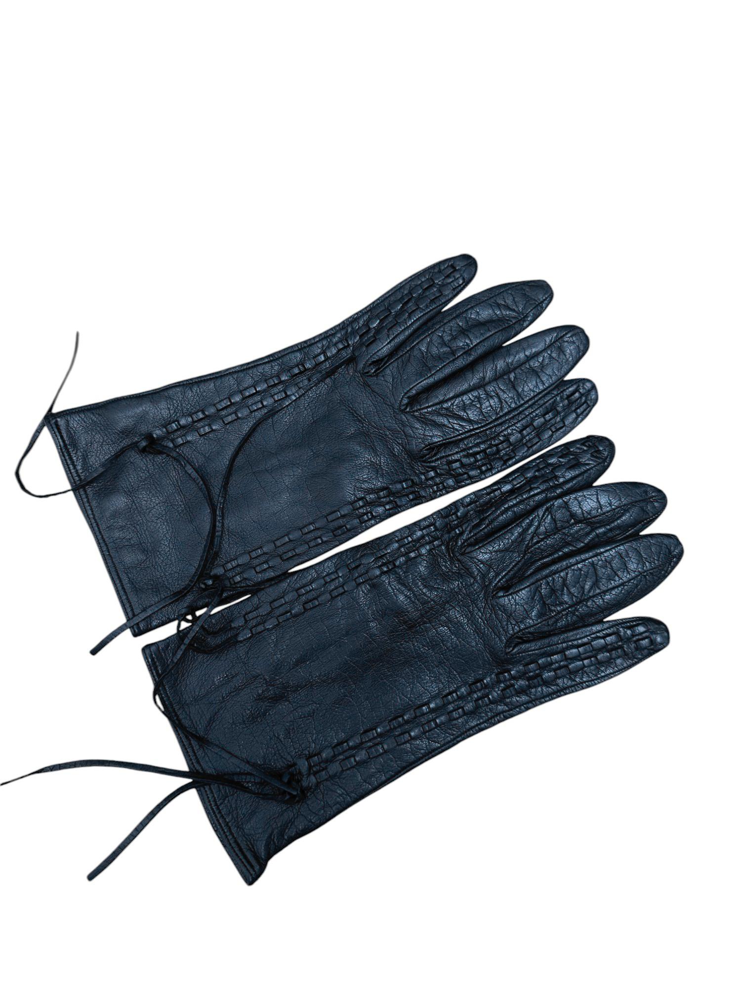 Miu Miu Black Lambskin Intrecciato Gloves from early 00's.
Intrecciato details on the upper.
Laced up.
Made in real leather.
Size is a 7, correspond to an M for women.
Very good condition, no significant flaws.

Measurements
Wrists: 10 cm
Palm: 9