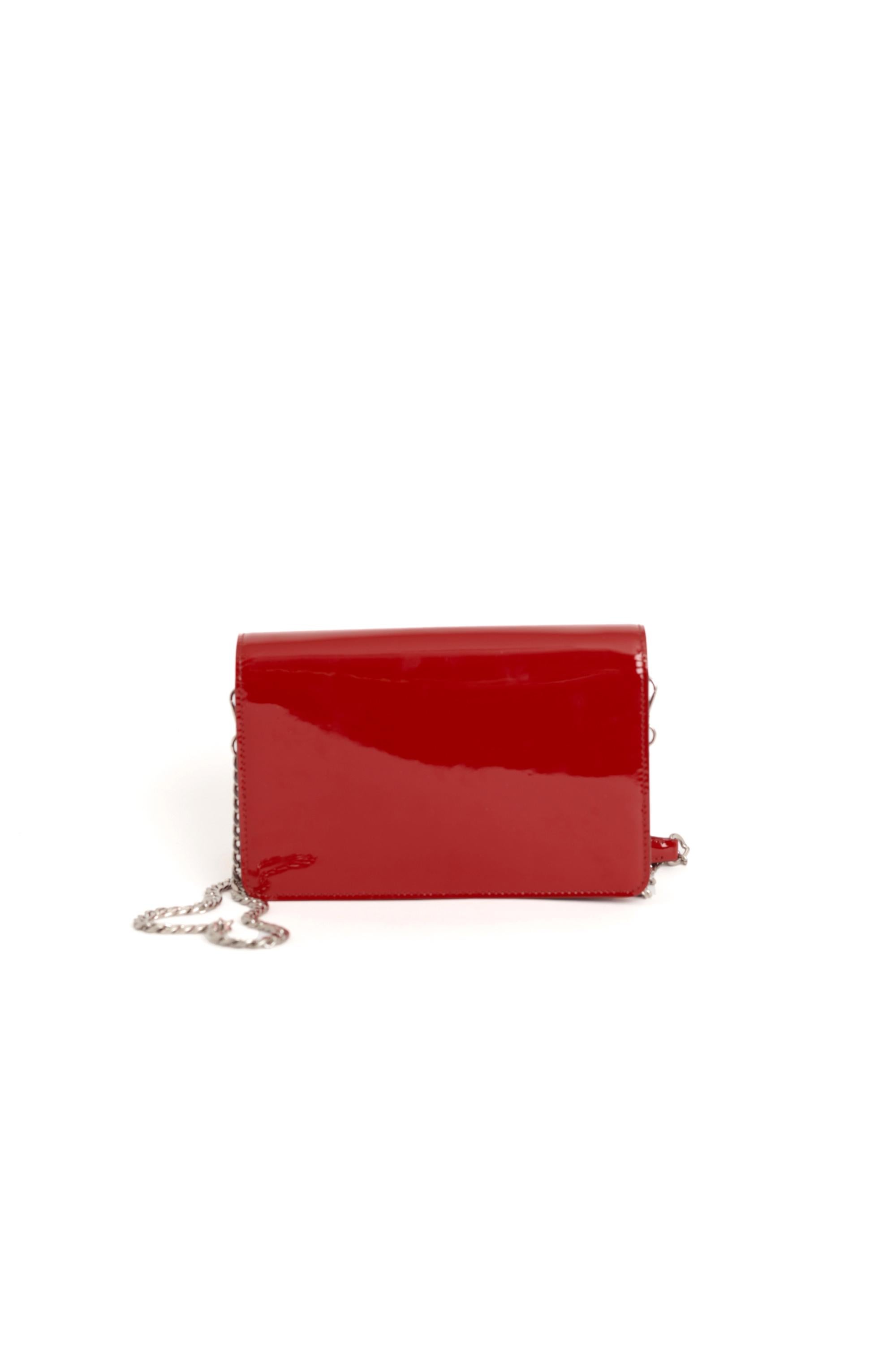 We are excited to present this Miu Miu 2000’s red patent leather mini crystal embellished crossbody bag. Features silver removable chain strap, two inside compartments with a zip pocket and card compartments pocket. Pre-loved, in excellent vintage