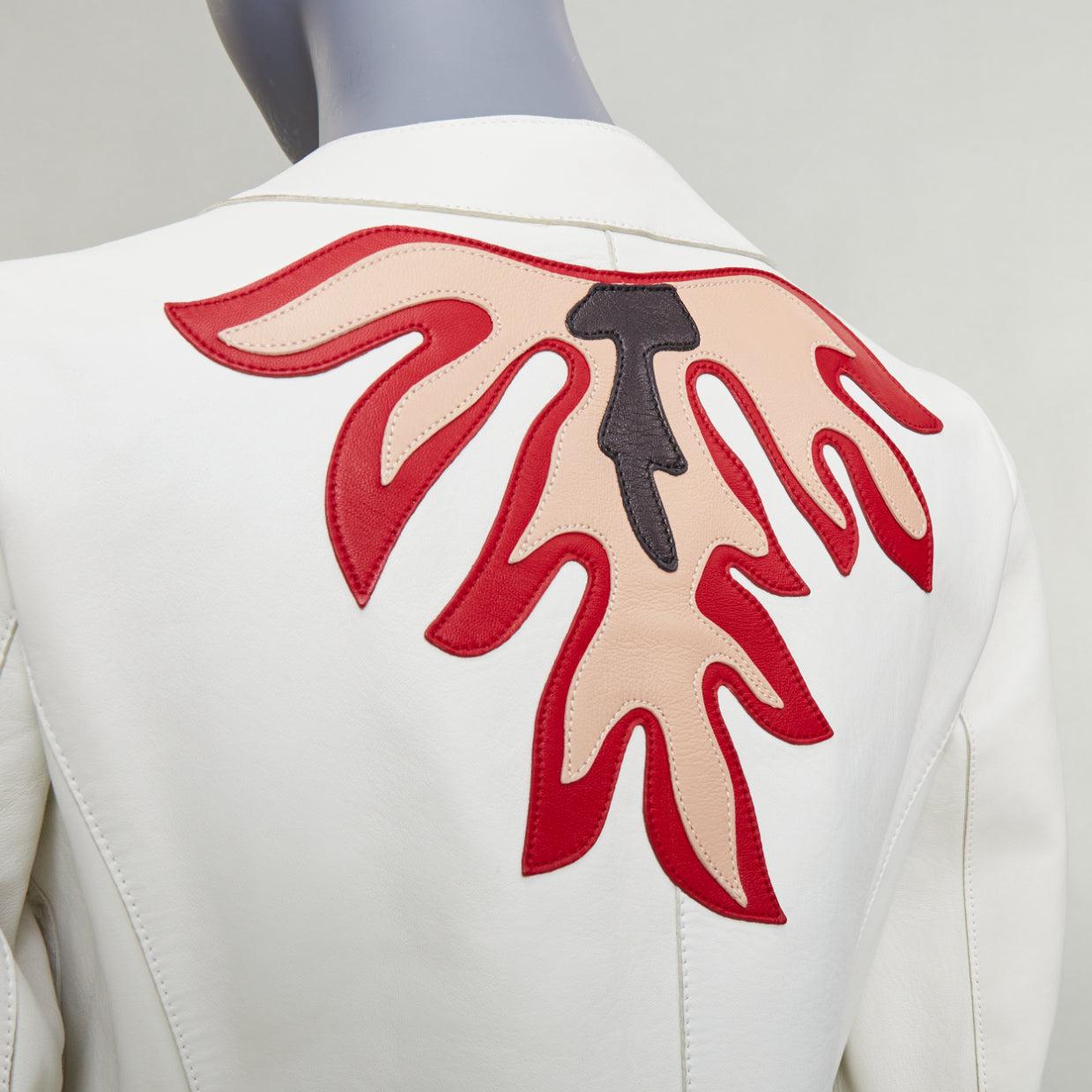 MIU MIU 2011 chaqueta motera de piel de cordero blanca con parches de estrellas rojas IT40 S
Referencia: TGAS/F00082
Marca: Miu Miu
Diseñador: Miuccia Prada
Colección: 2011
Material: Piel
Color: Crema, Rojo
Patrón: Sólido
Cierre: cremallera
Detalles