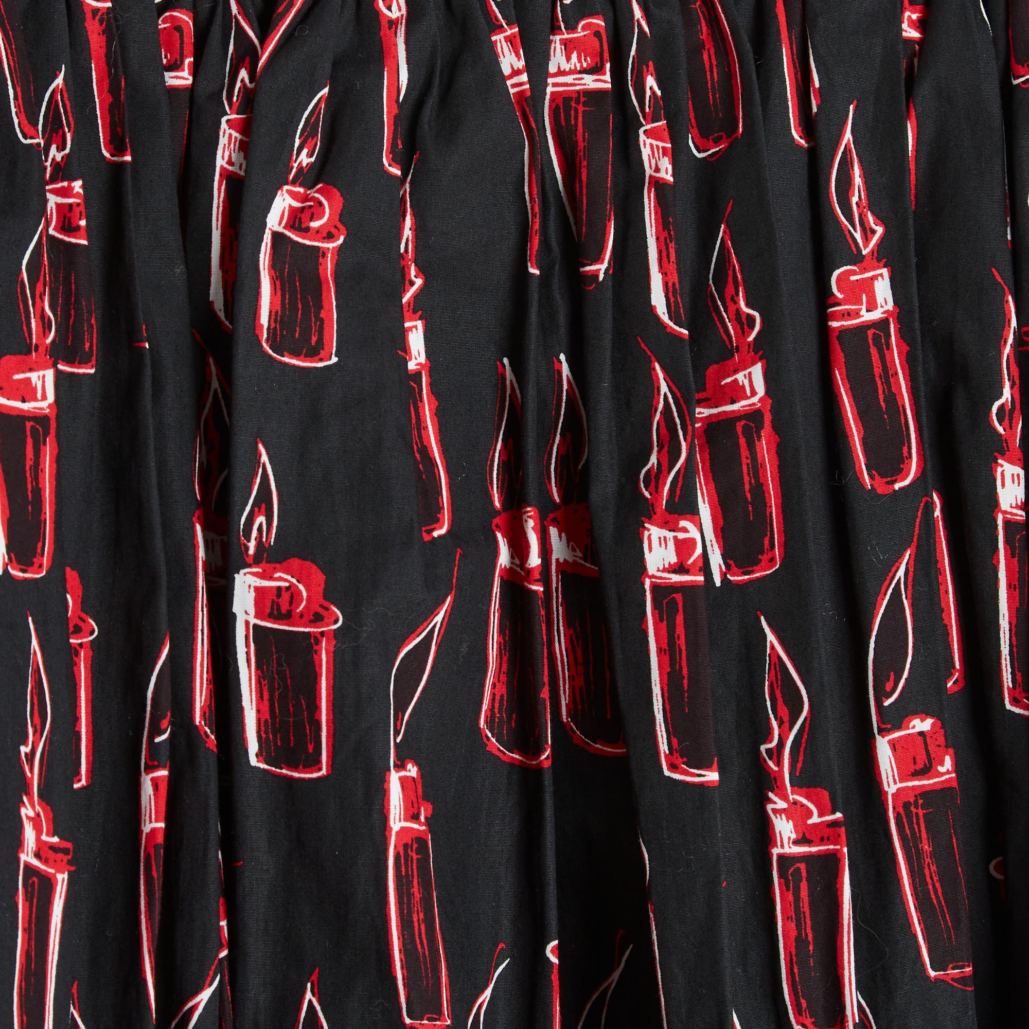 Miu Miu 2015 plissierter und leicht verkürzter Rock aus schwarzer Baumwolle mit Kerzenmotivdruck, der in Collaboration mit Eri Wakiyama entwickelt wurde, 2 seitliche Schlitztaschen, geschlossen durch einen Reißverschluss und einen Haken an der