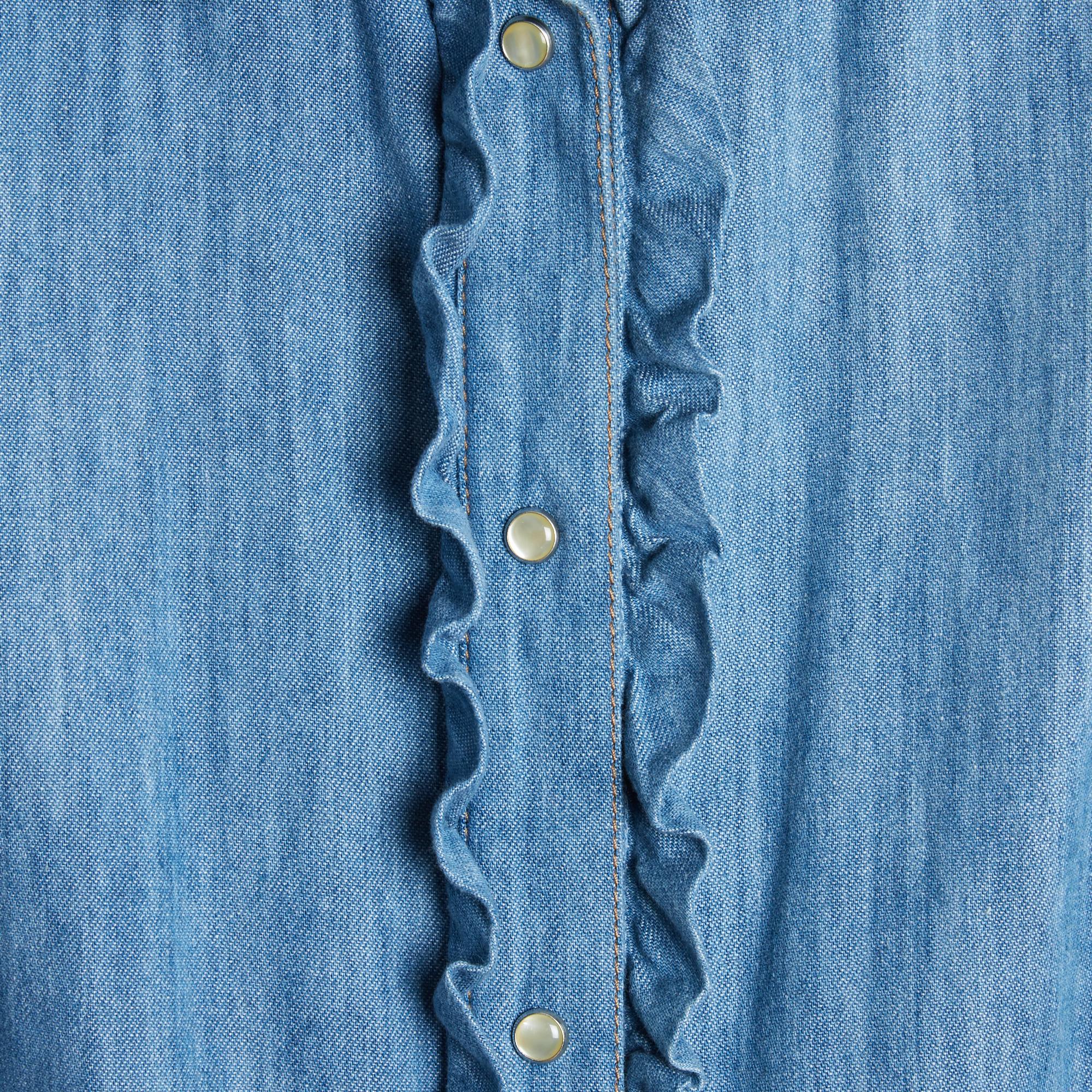 Top Mu Miu 2016 camicia in denim lavato medio, colletto e abbottonatura bordati da un volant, chiusi da 7 bottoni a pressione in madreperla, maniche lunghe chiuse da un bottone abbinato. Taglia 42IT o FR38 o UK10 e US8: spalle 39 cm, petto 48 cm,