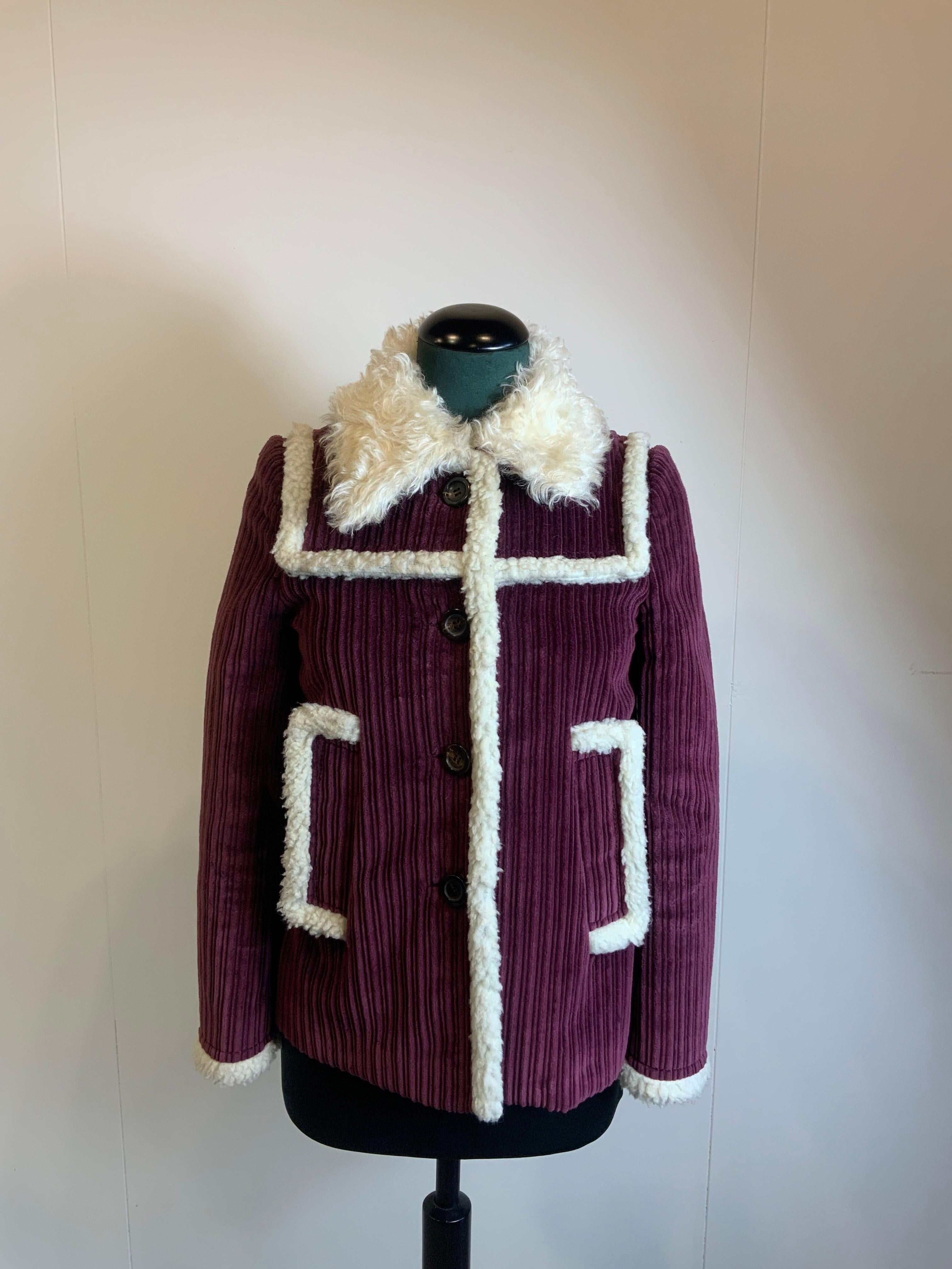 Giacca Miu Miu in cotone e mohair.
Collezione 2017.
Colore del vino.
Taglia 38 italiana 
Spalle 40 cm
Busto 44 cm
Lunghezza 68 cm
Ottime condizioni generali, presenta segni di normale utilizzo. Presenta alcune piccole macchie come mostrato nella