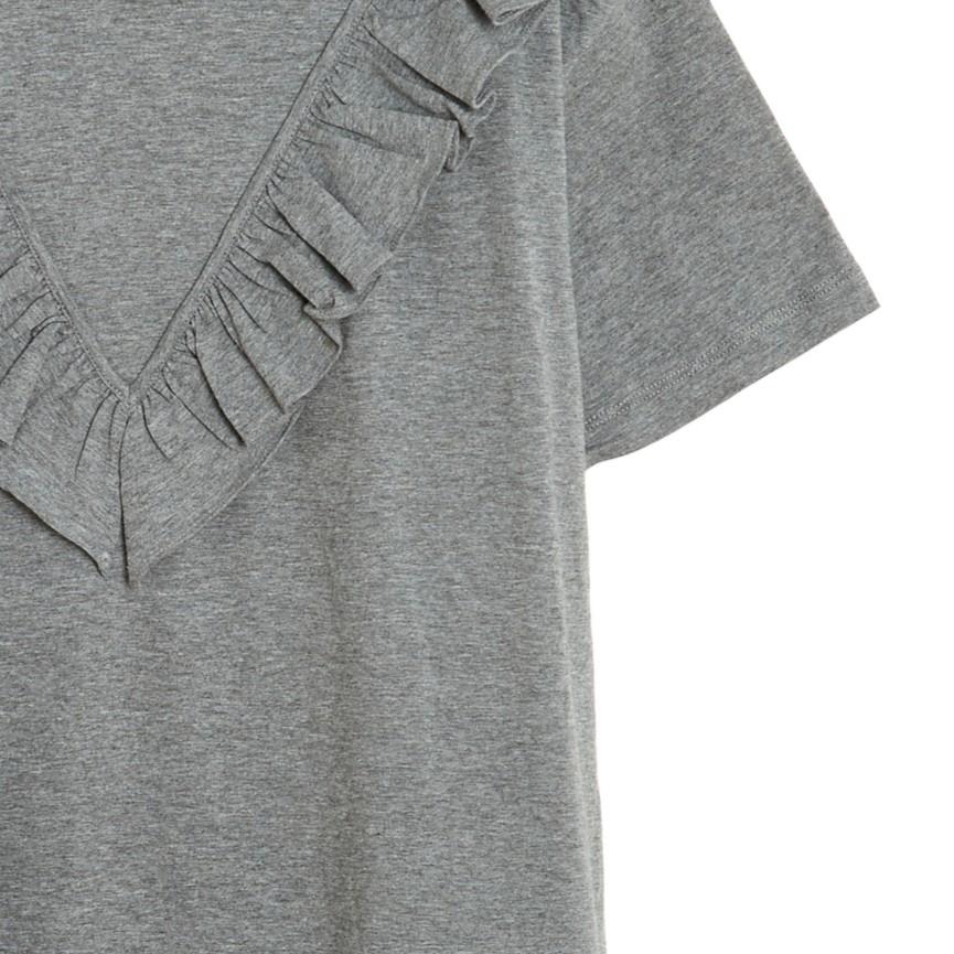 T-shirt Top Miu Miu 2017 in cotone grigio medio erica, collo rotondo decorato da una pettorina a V con volant, maniche corte. Taglia M o 38FR o UK10 e US8: spalle 44 cm, petto 50 cm; lunghezza 63 cm, maniche 17 cm. Il top non è mai stato indossato