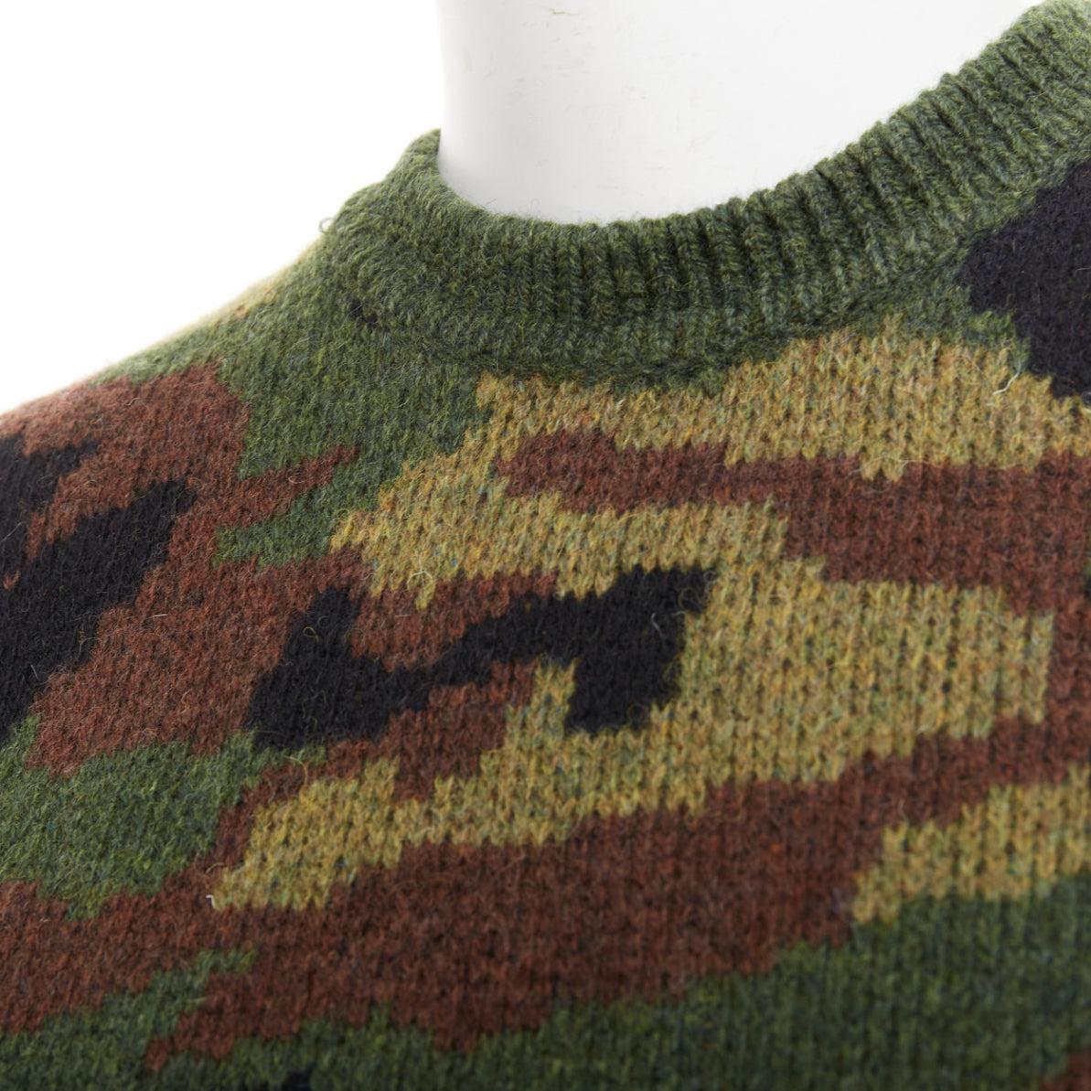MIU MIU 2019 grün braun 100% Schurwolle camouflage cropped sweater pullover IT36 XXS
Referenz: TGAS/F00242
Marke: Miu Miu
Designer: Miuccia Prada
Collection: 2019 Herbst Winter
MATERIAL: Schurwolle
Farbe: Grün, Braun
Muster: Camouflage
Verschluss: