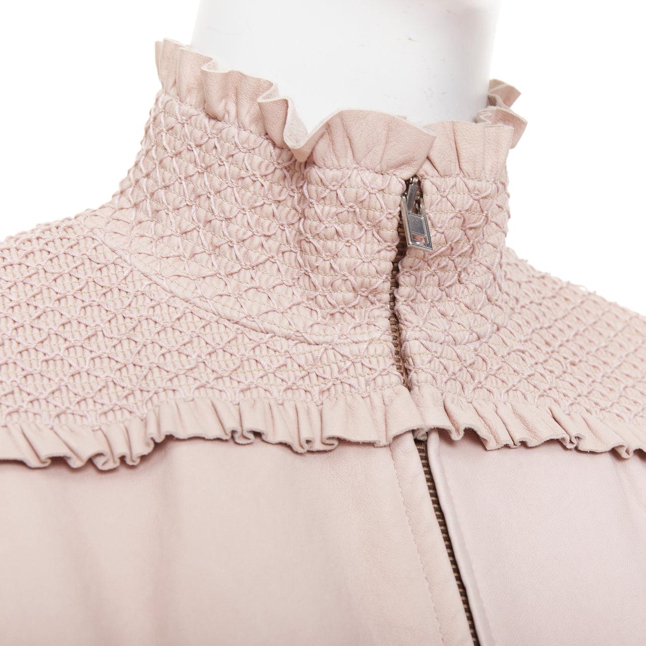 MIU MIU 2019 babyrosa gesmokte Lammfelllederjacke mit Rüschen IT40 S
Referenz: MECG/A00214
Marke: Miu Miu
Designer: Miuccia Prada
Collection'S: 2019
MATERIAL: Leder
Farbe: Rosa
Muster: Solide
Verschluss: Reißverschluss
Innenfutter: Rosa