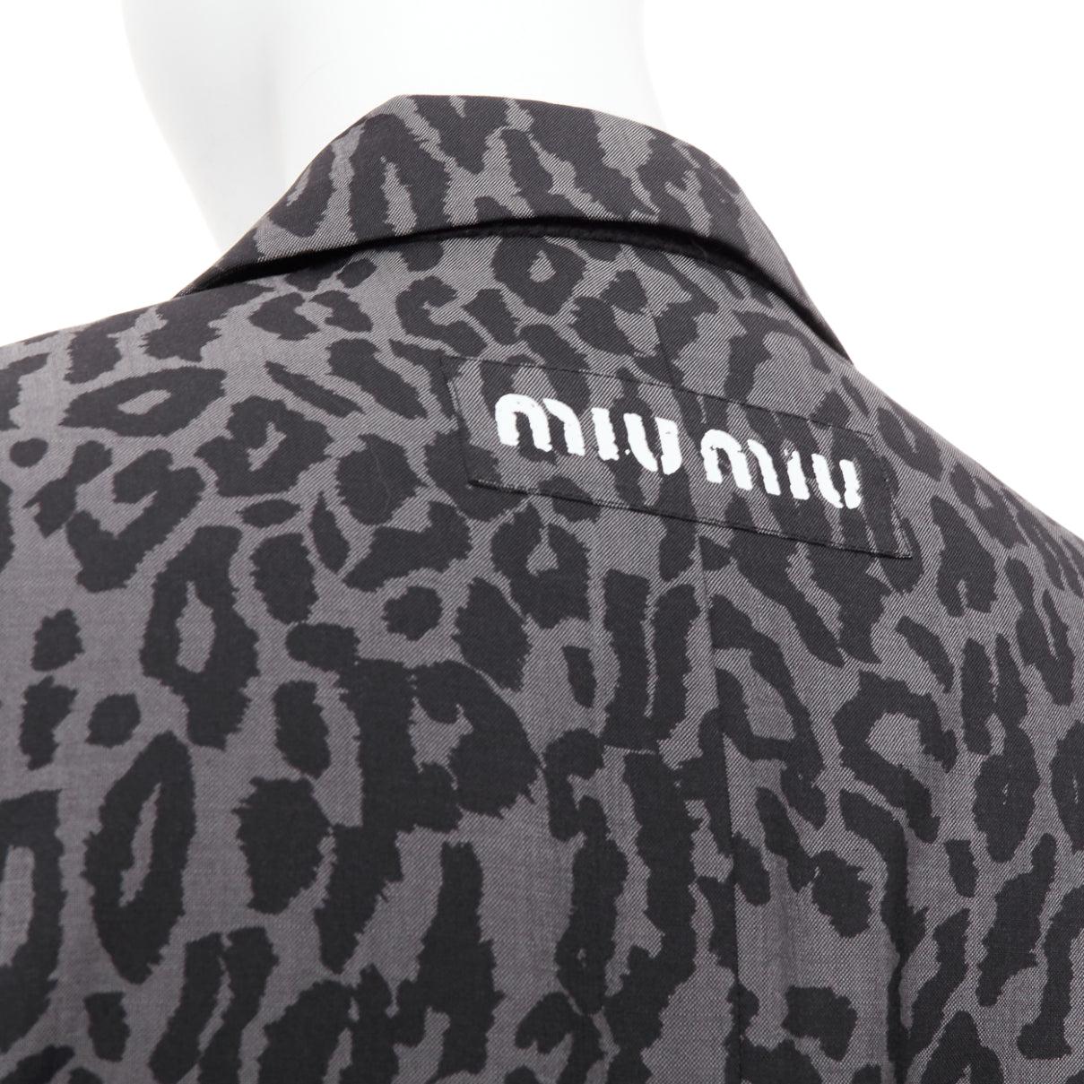 MIU MIU 2019 grau Schurwolle Mohair Leopard Logo Rücken Blazer Jacke IT36 XXS
Referenz: JACG/A00319
Marke: Miu Miu
Designer: Miuccia Prada
Collection'S: 2019
MATERIAL: Schurwolle, Mohair
Farbe: Grau, Schwarz
Muster: Leopard
Verschluss:
