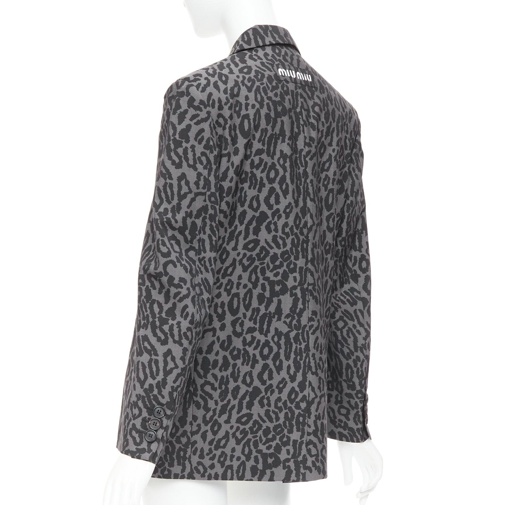 MIU MIU 2019 grau Schurwolle Mohair Leopard Logo Rücken Blazer Jacke IT36 XXS im Angebot 2