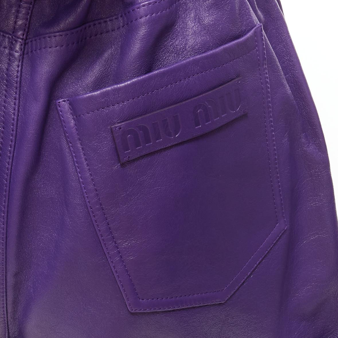 MIU MIU 2019 Runway purple lambskin high waisted rolled hems paperbag shorts IT38 XS Hailey Bieber
Reference: TGAS/D00711
Brand: Miu Miu
Designer: Miuccia Prada
Collection: 2019 - Runway
Material: Lambskin Leather
Color: Purple
Pattern: