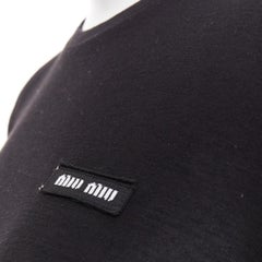 miu miu 2022 : robe t-shirt à manches longues, col rond et logo noir et blanc, taille IT36 (XXS)