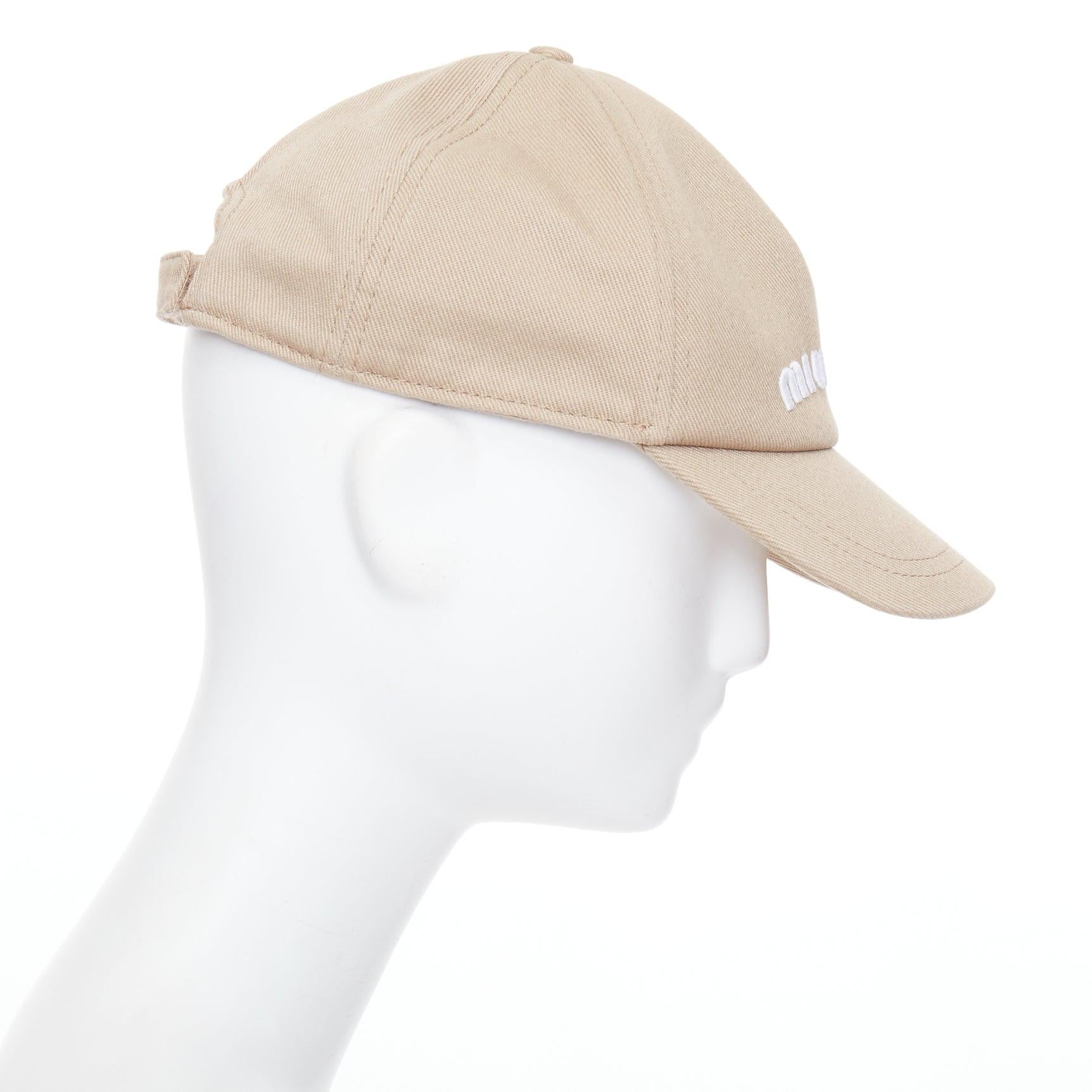MIU MIU 2023 Drill kaki blanc coton twill blanc logo casquette de baseball L
Référence : CNLE/A00466
Marque : Miu Miu
Designer : Miuccia Prada
Collectional : 2023
Matériau : Coton
Couleur : Beige, Whiting
Motif : Solide
Fermeture : ruban