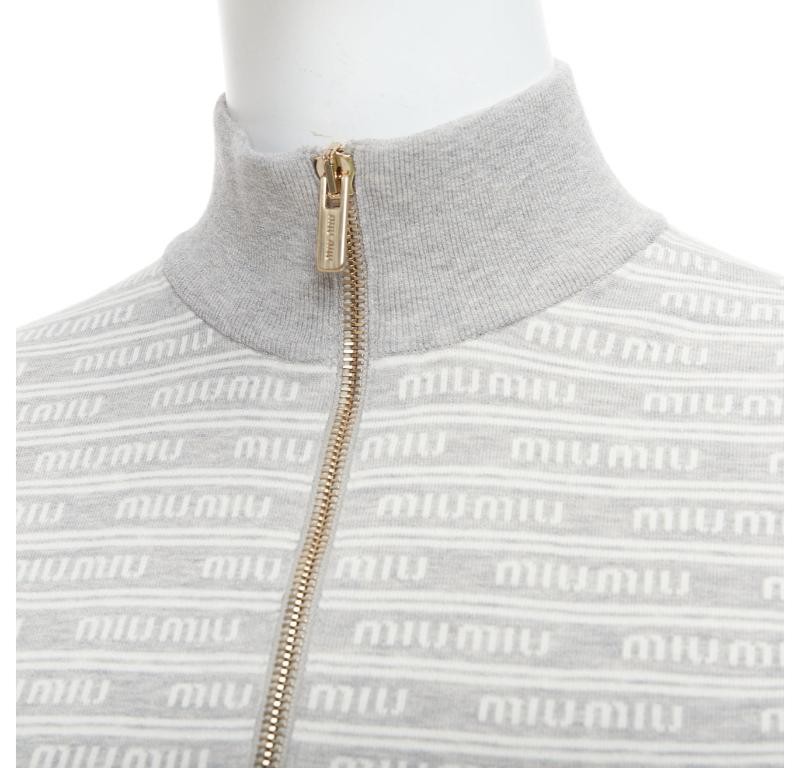 MIU MIU 2023 grey cotton blend logo jacquard zip front cropped jacket IT38 XS
Reference: TGAS/E00094
Brand: Miu Miu
Designer: Miuccia Prada
Collection: 2023
Material: Cotton, Blend
Color: Grey, Gold
Pattern: Monogram
Closure: Zip
Extra Details: The