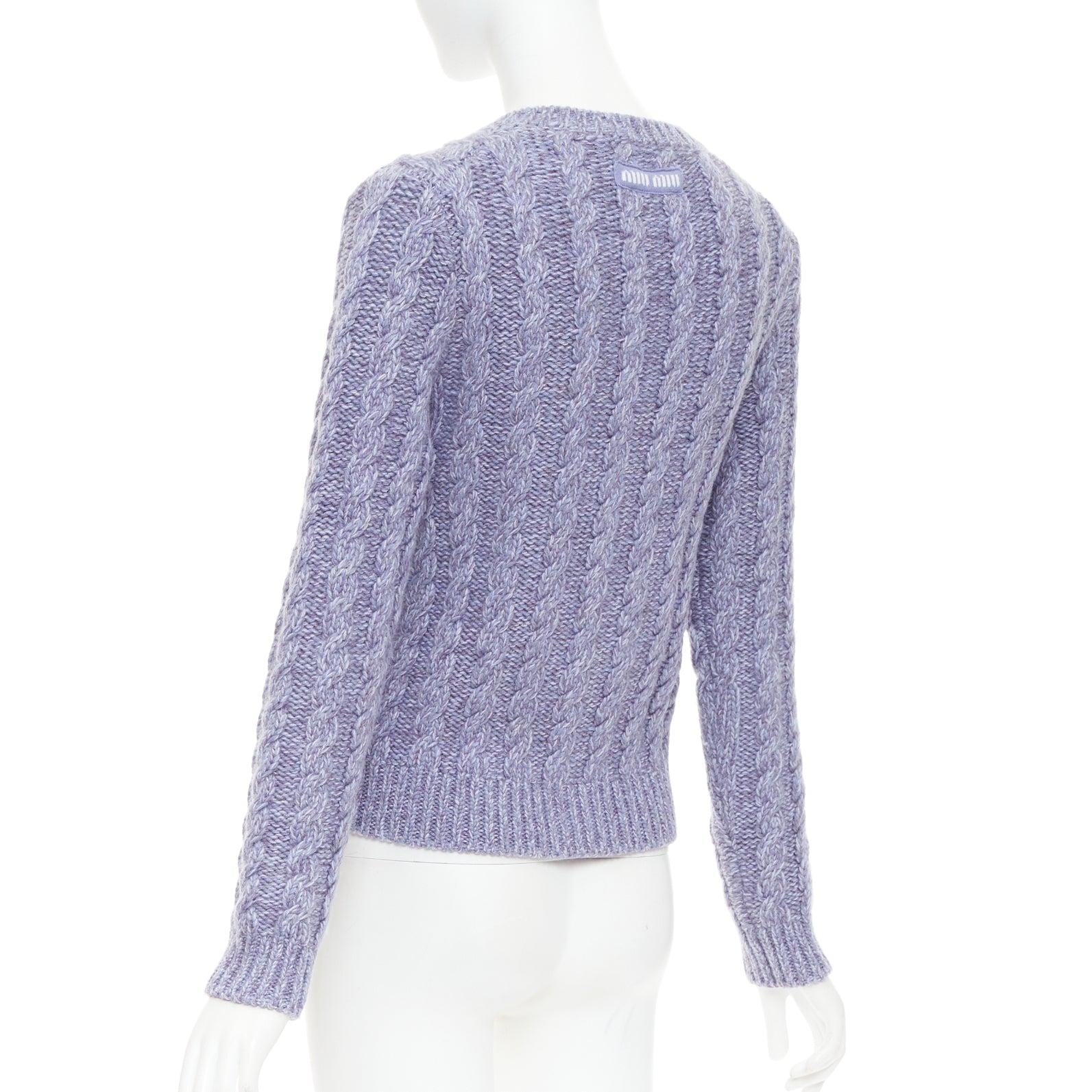 MIU MIU 2023 melange lila Kaschmir Schurwolle Kabelstrick Strickjacke IT38 XS im Angebot 2
