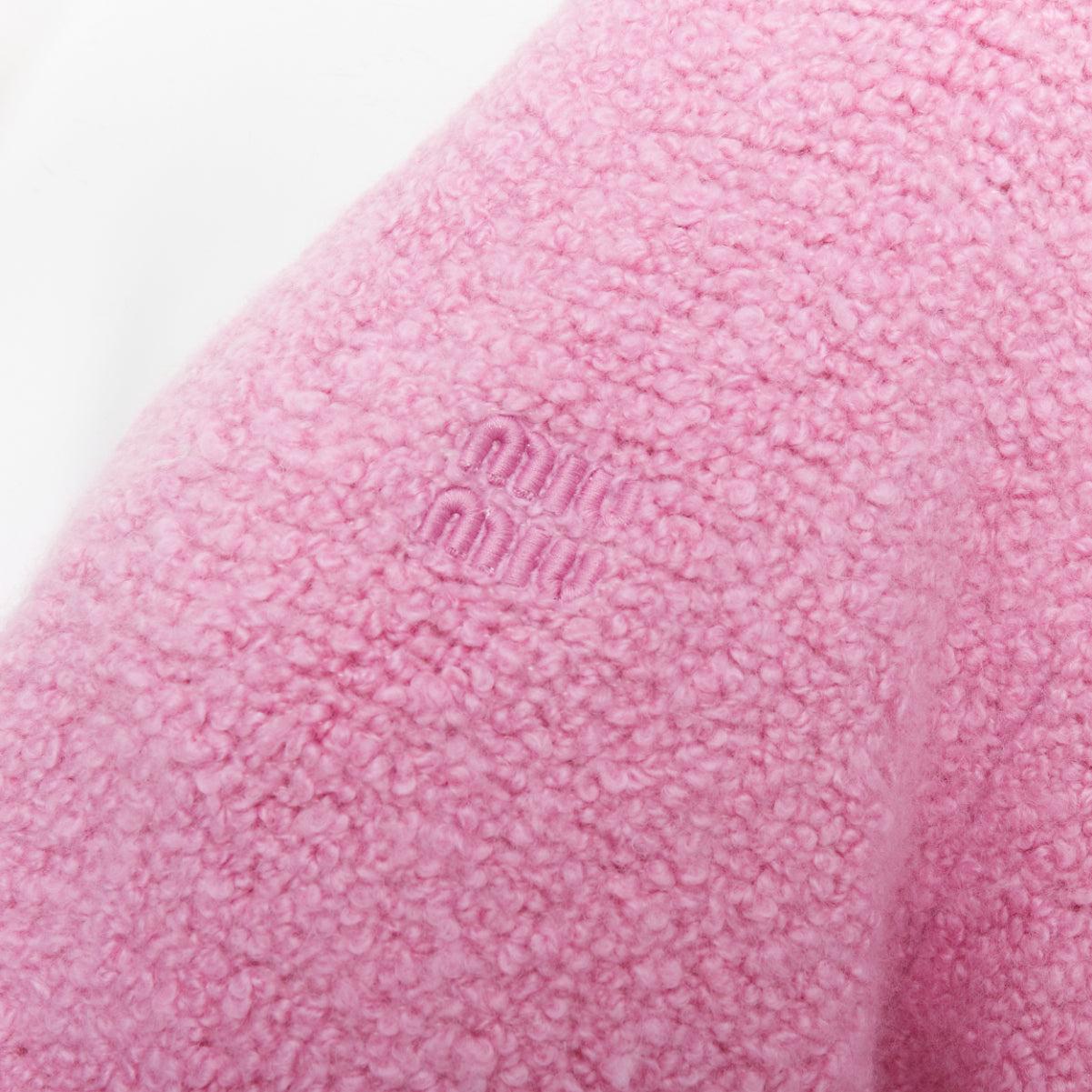 MIU MIU 2023 pink cashmere boucle logo gold button cardigan IT38 XS
Reference: KYCG/A00194
Brand: Miu Miu
Designer: Miuccia Prada
Collection: 2023
Material: Cashmere, Blend
Color: Pink, Gold
Pattern: Solid
Closure: Button
Extra Details: Embroidered