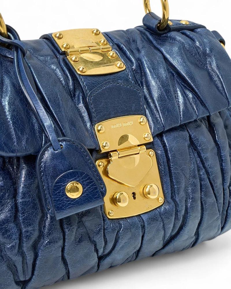 Miu Miu Bauletto Pequeño Groffato Azul en venta 12