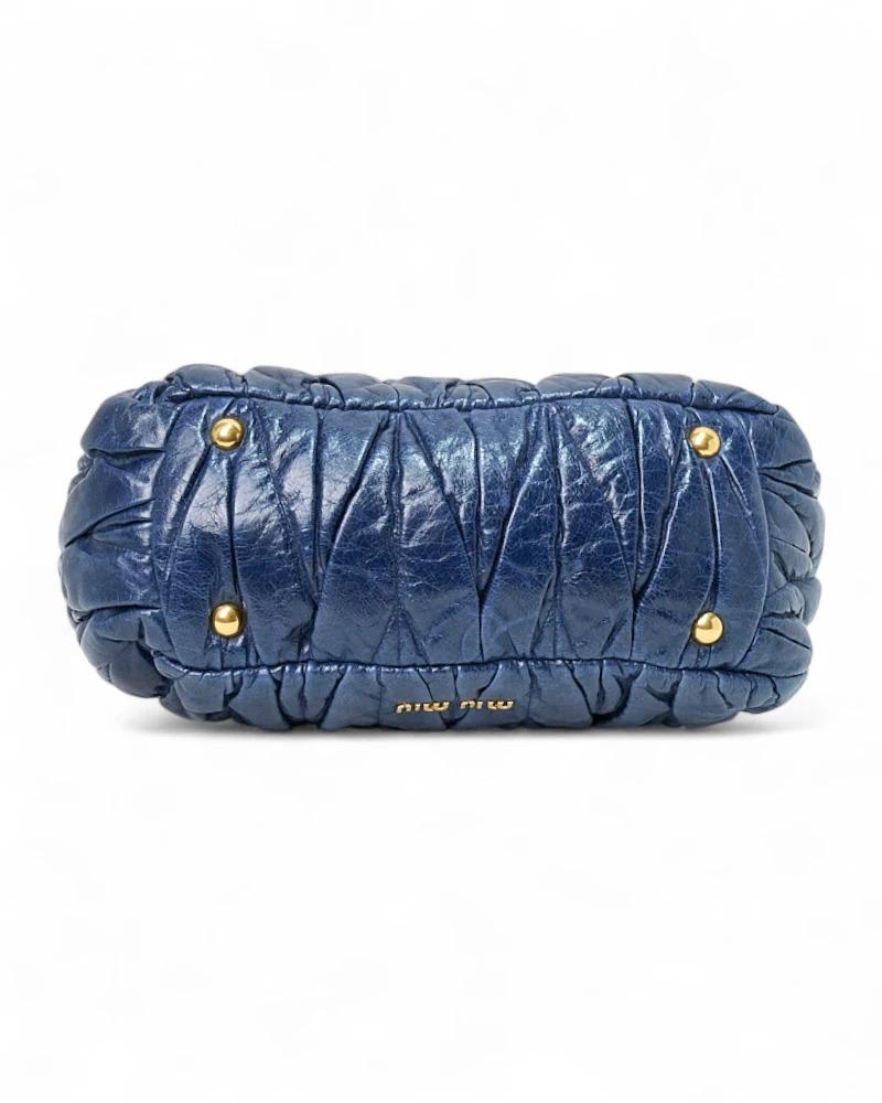 De las mujeres Miu Miu Bauletto Pequeño Groffato Azul en venta