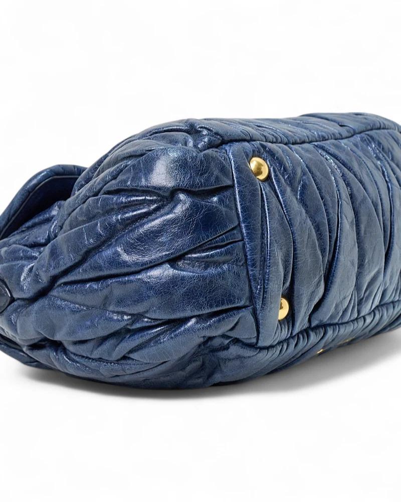 Miu Miu Bauletto Pequeño Groffato Azul en venta 2