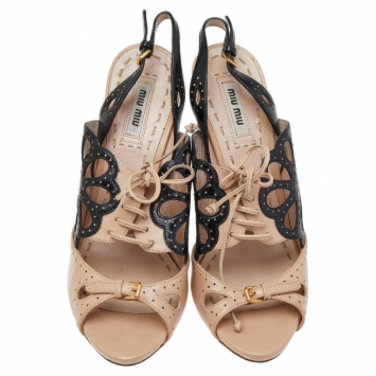 De las mujeres Sandalias con correa en el tobillo de piel beige/negra Miu Miu Talla 37.5