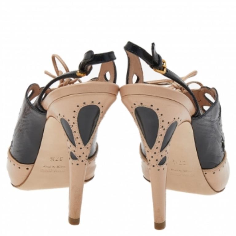 Sandalias con correa en el tobillo de piel beige/negra Miu Miu Talla 37.5 1