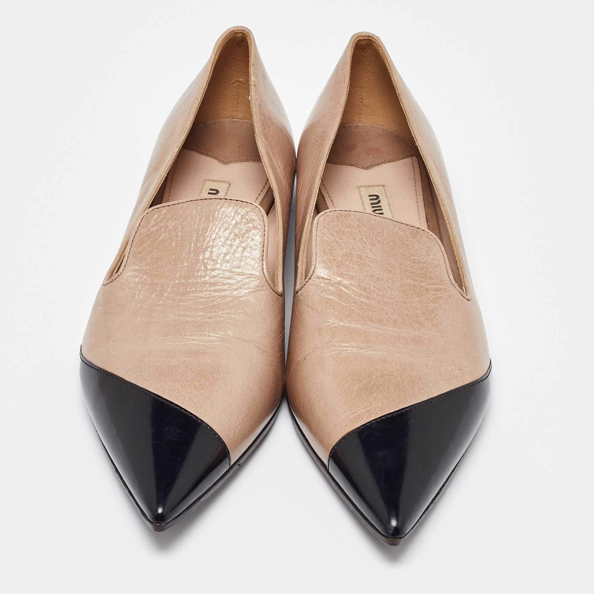 Marron Miu Miu - Ballerines en cuir beige/noir à bout pointu - Taille 37,5 en vente