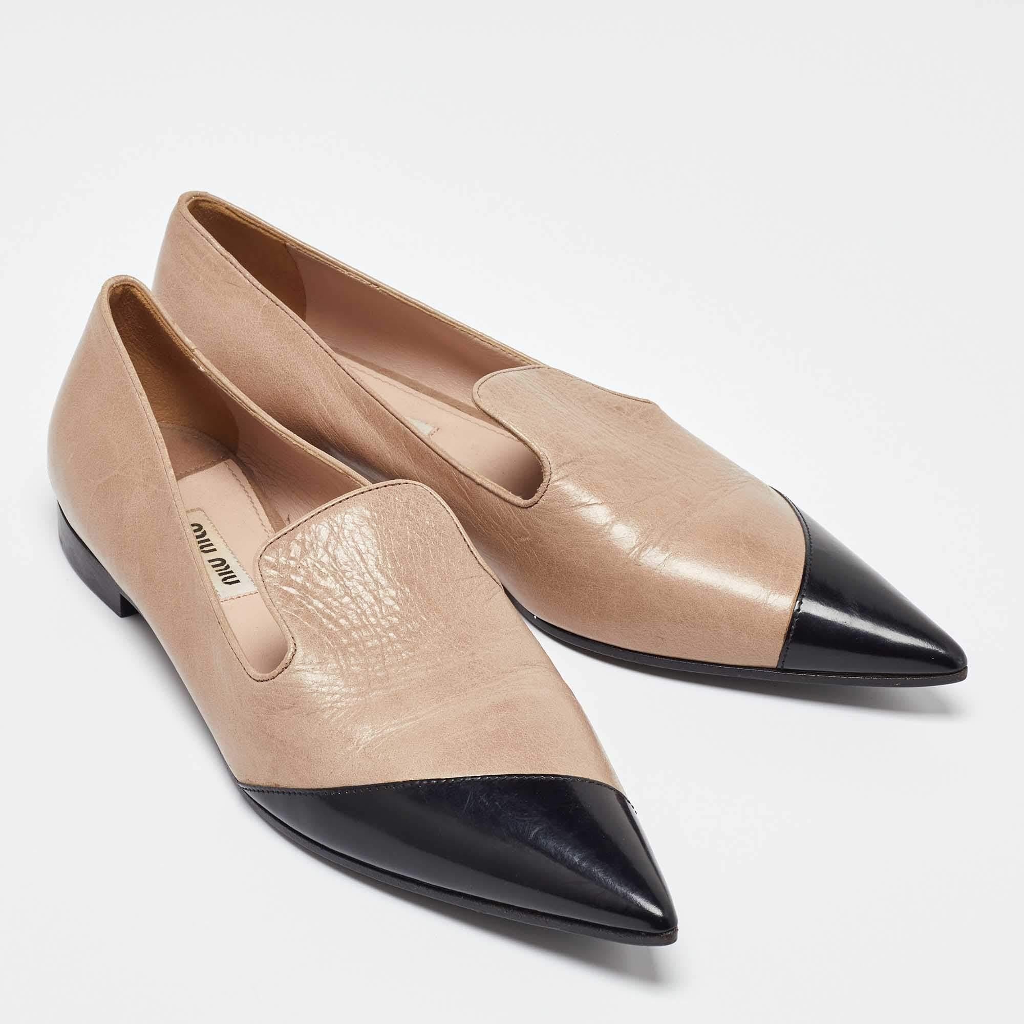 Miu Miu - Ballerines en cuir beige/noir à bout pointu - Taille 37,5 Bon état - En vente à Dubai, Al Qouz 2