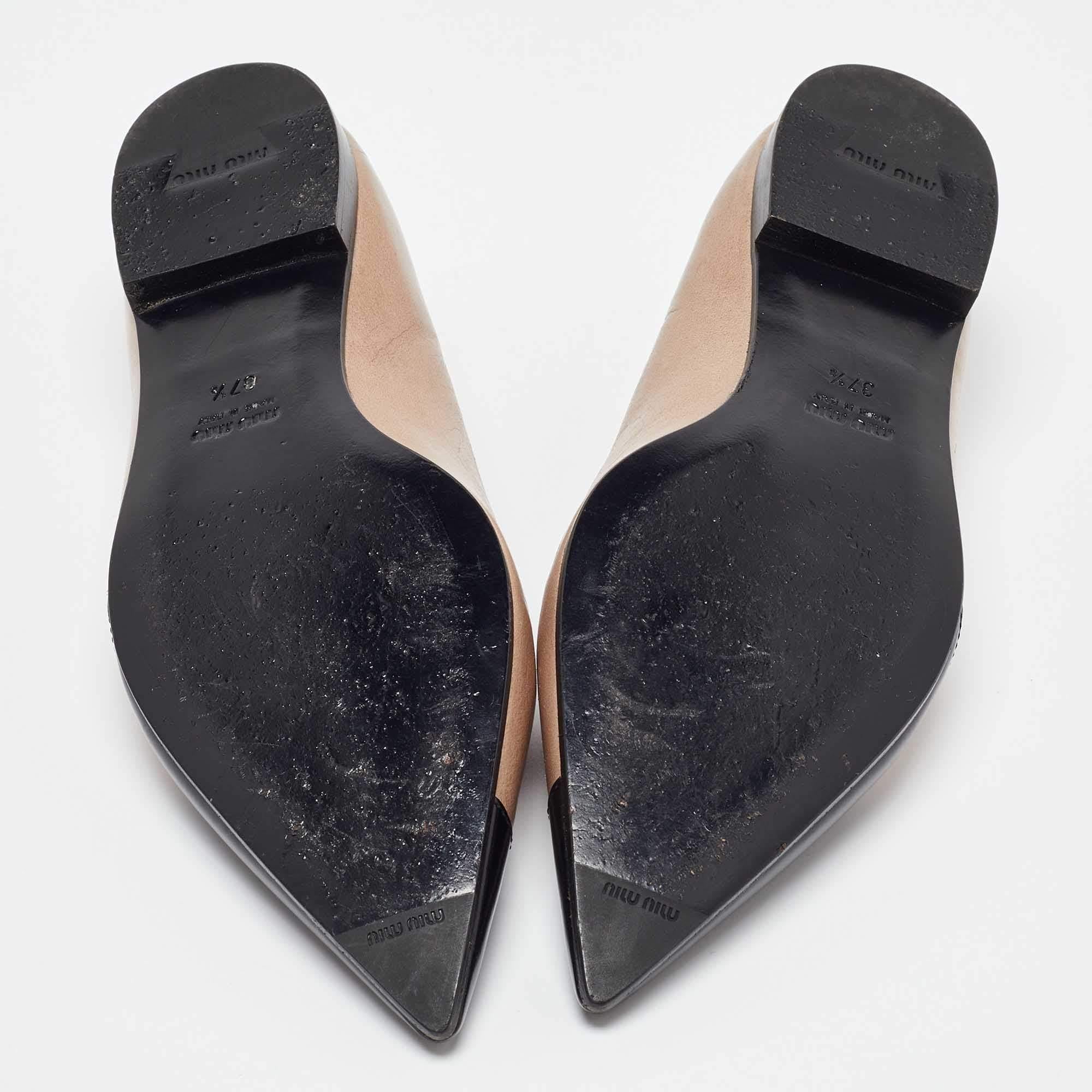 Miu Miu - Ballerines en cuir beige/noir à bout pointu - Taille 37,5 en vente 1