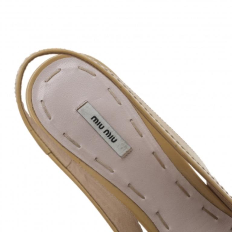 Women's Miu Miu Beige/Black Patent Leather Bow Slingback Peep Toe Sandals Size 37.5 For Sale
