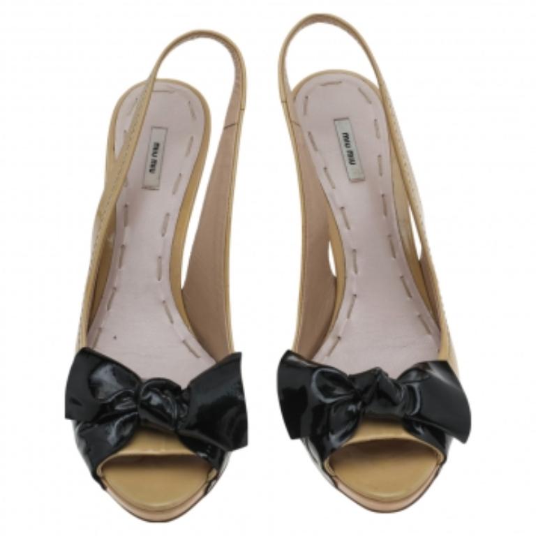 Miu Miu Beige/Black Patent Leather Bow Slingback Peep Toe Sandals Size 37.5 For Sale 1