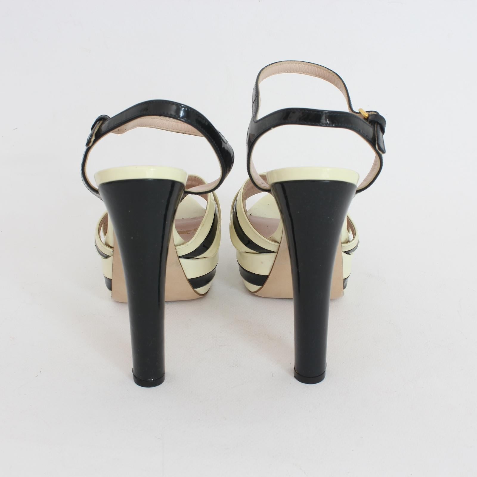 Miu Miu Beige Black Patent Leather Sandals Plateau Heel Shoes 2000s Pour femmes en vente