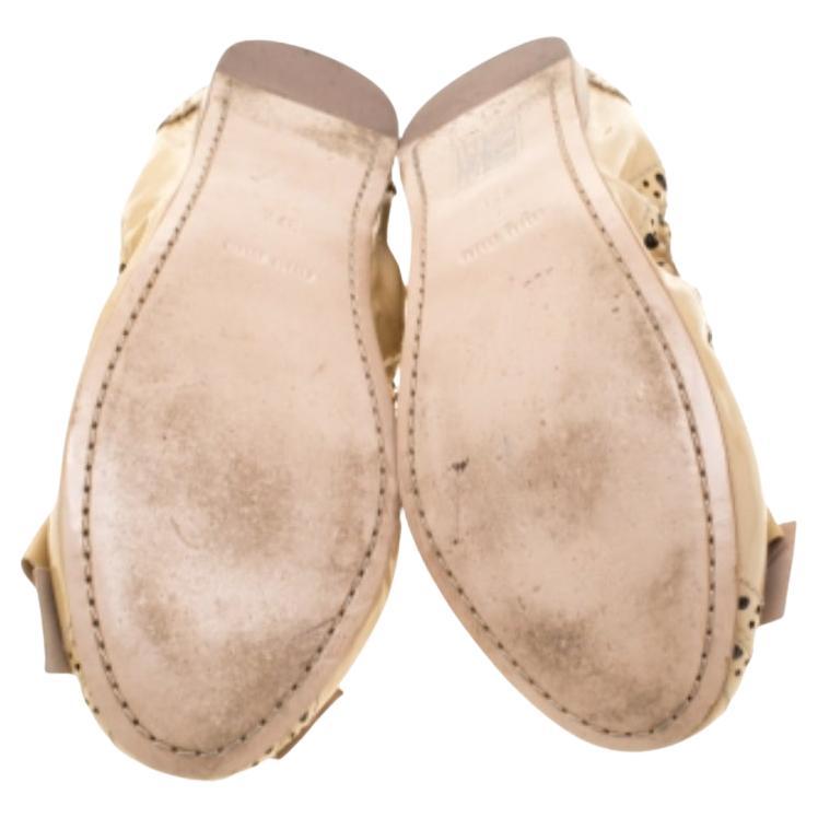 Comodidad y estilo van de la mano y en perfecto equilibrio con estas bailarinas con lazo y detalle scrunch para la mujer que no teme hacer una declaración de intenciones. Estos preciosos zapatos planos tienen detalles de brogue por todo el cuerpo