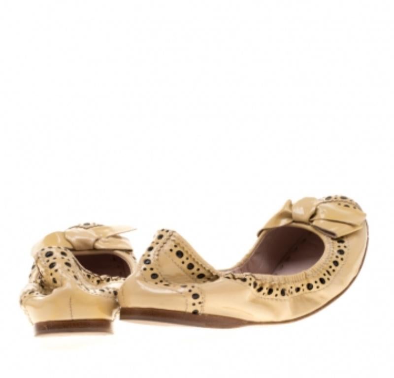 Miu Miu Bailarinas Beige Brogue Piel Lazo Scrunch Talla 37.5 en Bueno estado para la venta en Dubai, Al Qouz 2