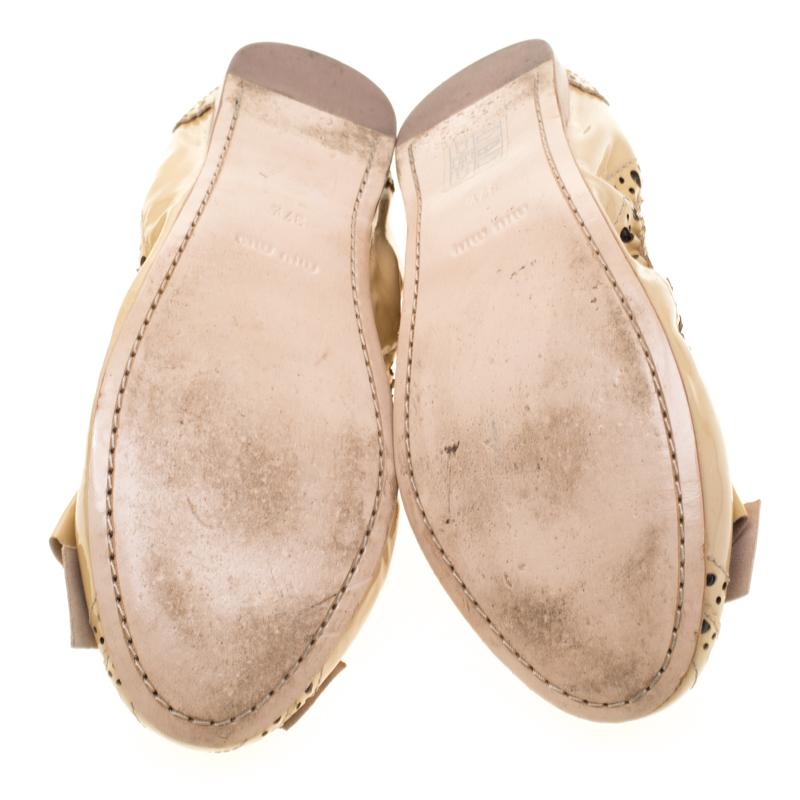 Women's Miu Miu Beige Brogue Leather Scrunch Bow Ballet Flats Size 37.5 For Sale
