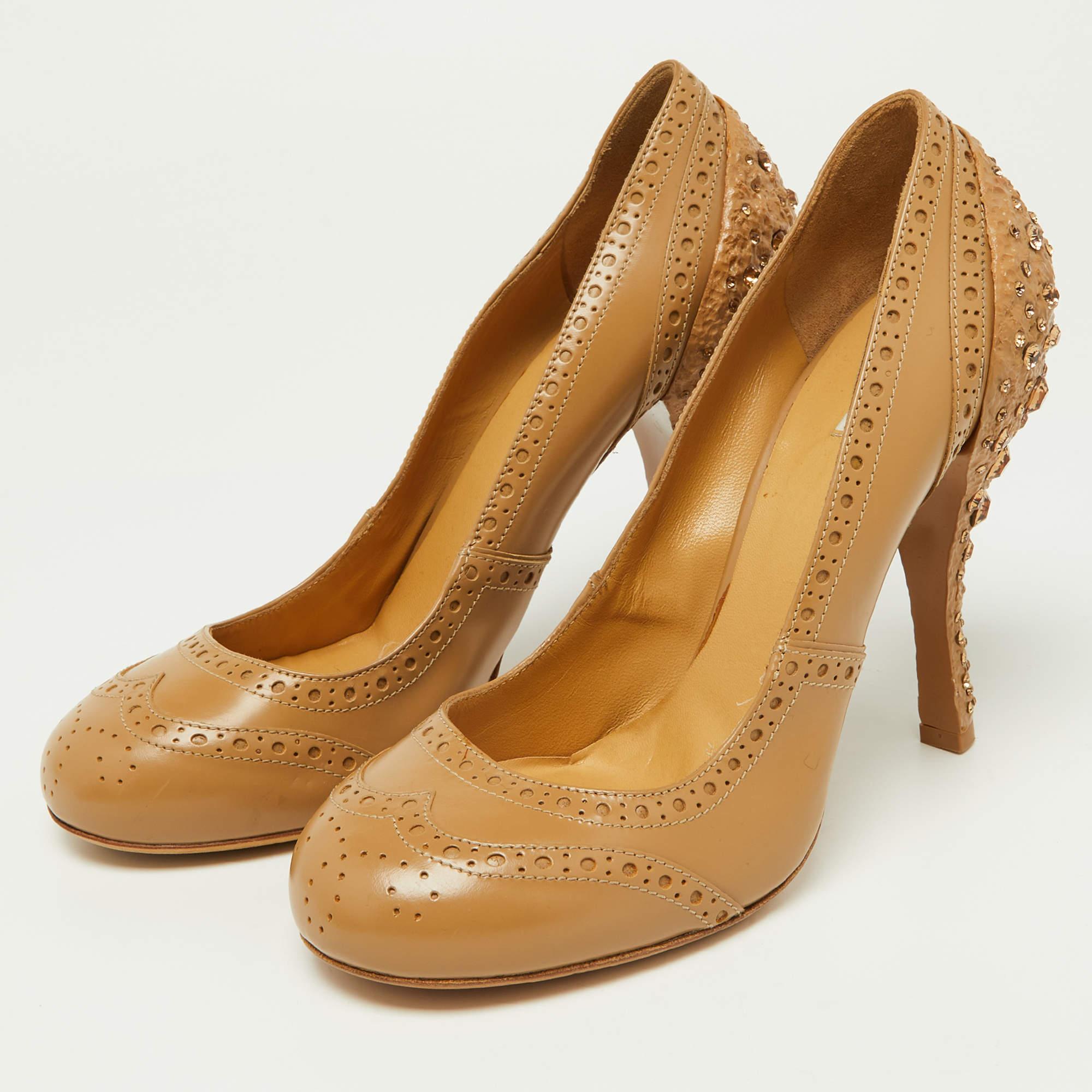 Haz una declaración de estilo chic con estos zapatos de salón de diseño. Presentan tacones resistentes y suelas duraderas perfectas para tus salidas a la moda
