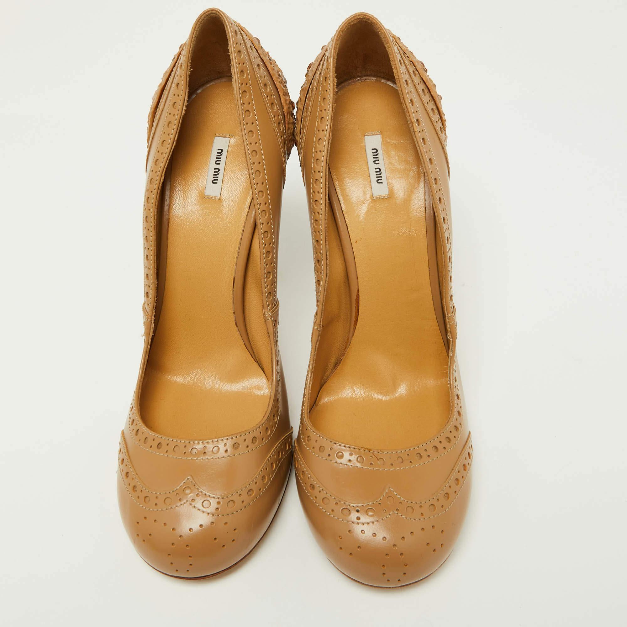 Miu Miu Beige Brogue Charol Cristal Embellished Round Toe Pumps Size 38 en Bueno estado para la venta en Dubai, Al Qouz 2