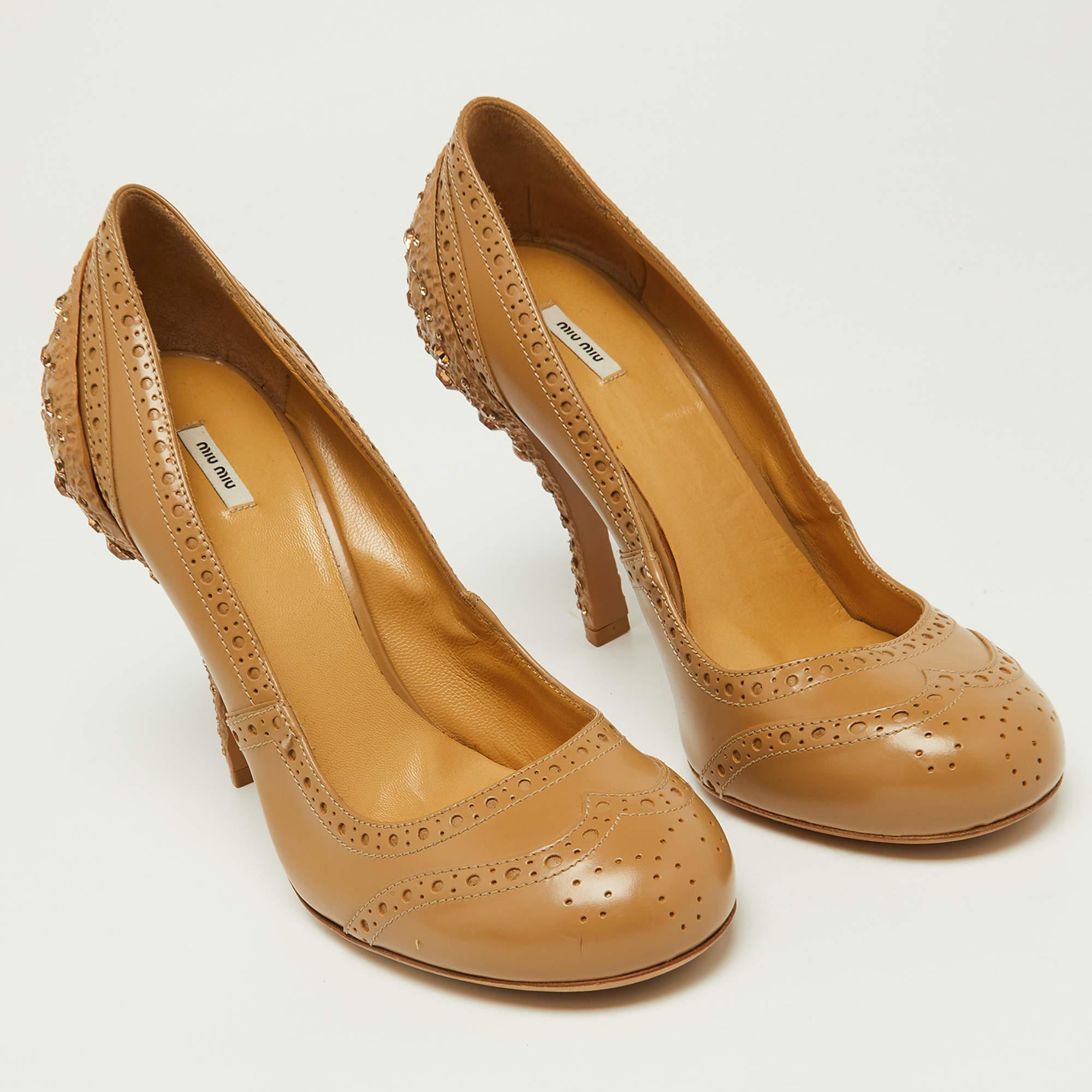 De las mujeres Miu Miu Beige Brogue Charol Cristal Embellished Round Toe Pumps Size 38 en venta