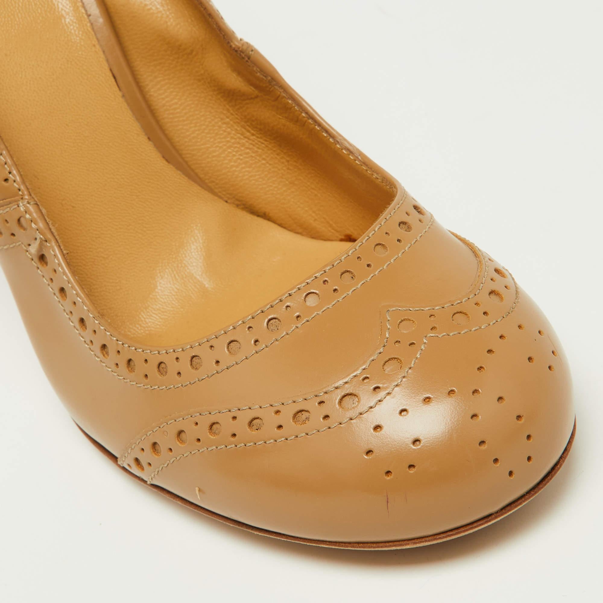 Miu Miu Beige Brogue Charol Cristal Embellished Round Toe Pumps Size 38 en venta 3