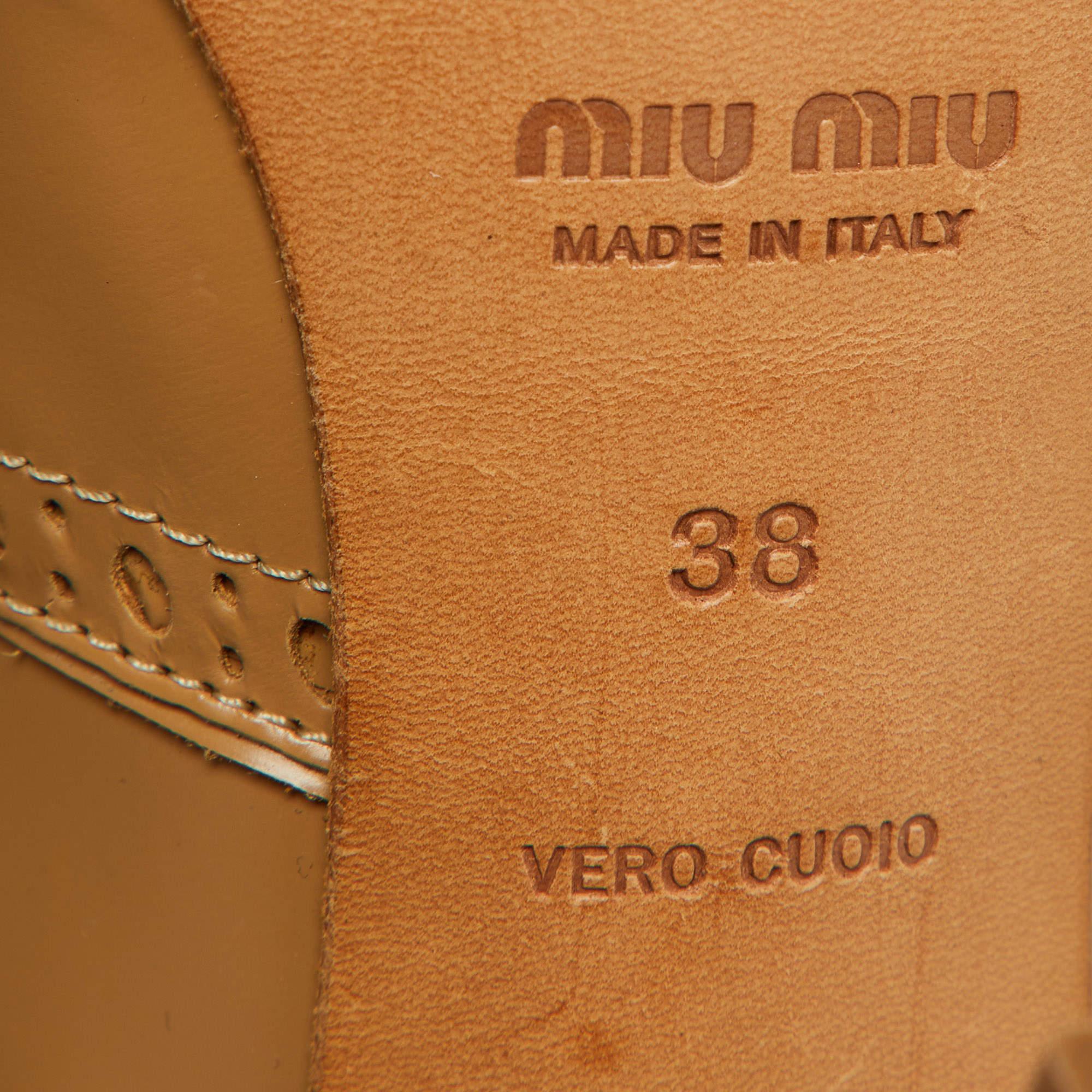 Miu Miu Beige Brogue Charol Cristal Embellished Round Toe Pumps Size 38 en venta 4