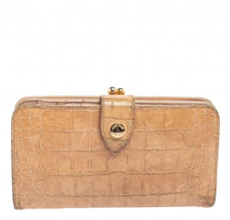 Miu Miu Billetero largo de piel con relieve de cocodrilo beige en venta 5