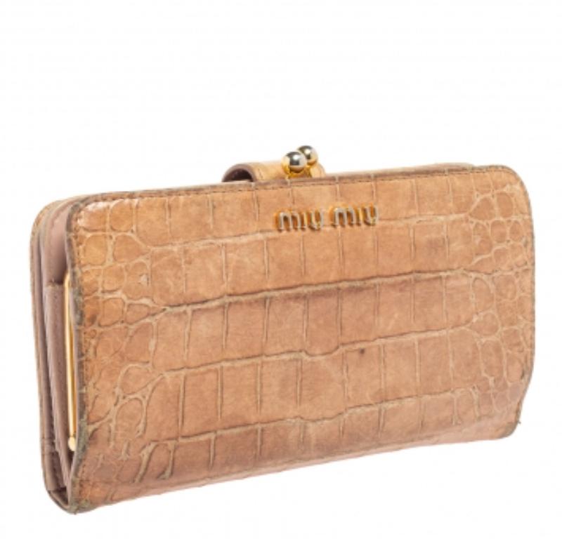Miu Miu Billetero largo de piel con relieve de cocodrilo beige en venta 6