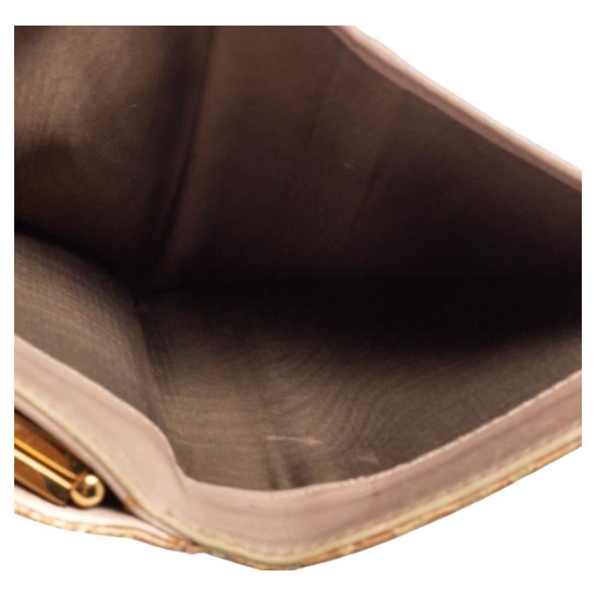 Esta impresionante cartera larga de Miu Miu te garantiza la máxima funcionalidad y estilo. Está confeccionado en piel de cocodrilo beige con un logotipo dorado en la parte delantera. Tiene un interior de tela y cuero. Esta cartera se convertirá en