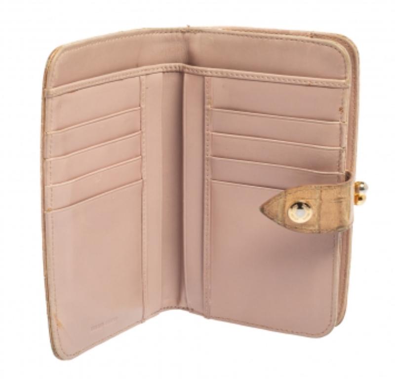 Miu Miu Billetero largo de piel con relieve de cocodrilo beige Beige en venta