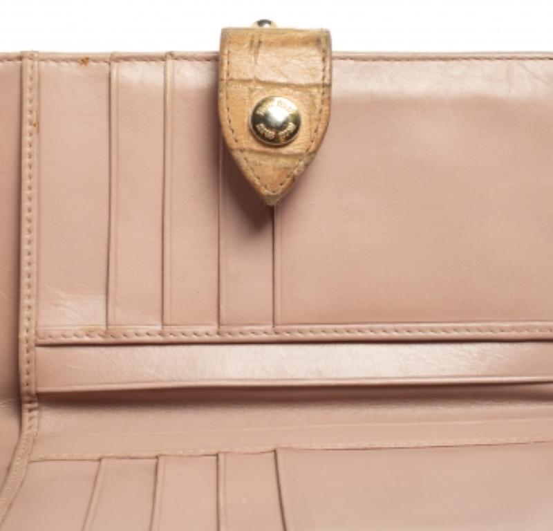 Miu Miu Billetero largo de piel con relieve de cocodrilo beige en Bastante bueno estado para la venta en Dubai, Al Qouz 2