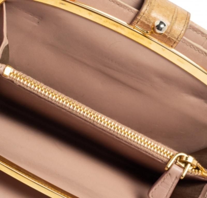 De las mujeres Miu Miu Billetero largo de piel con relieve de cocodrilo beige en venta