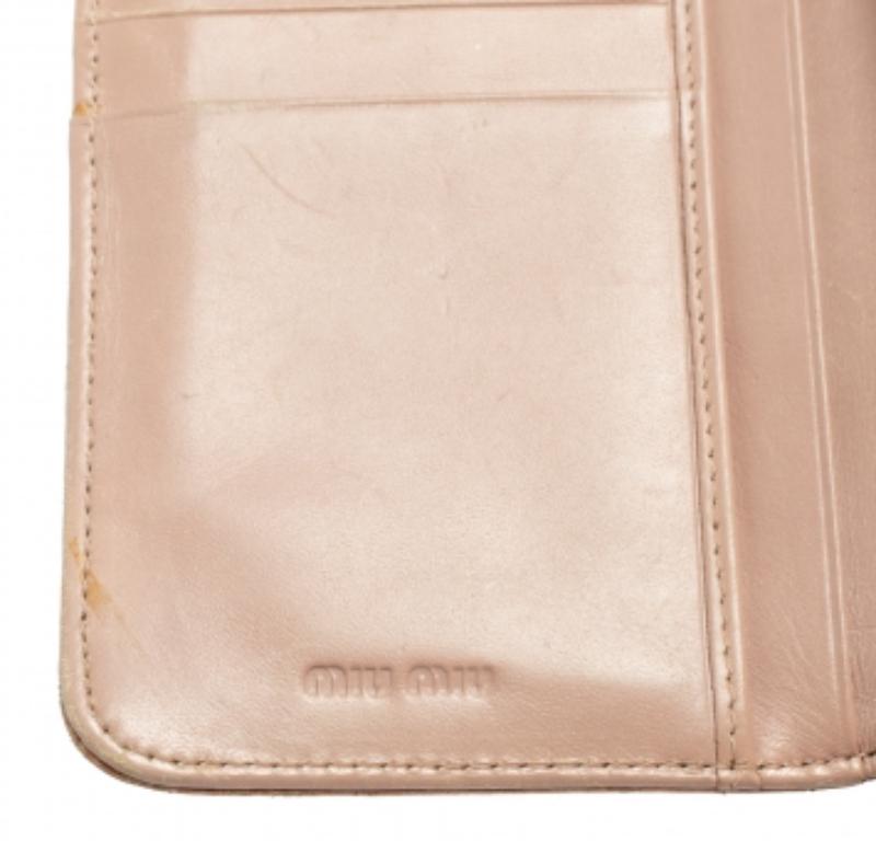 Miu Miu Billetero largo de piel con relieve de cocodrilo beige en venta 1
