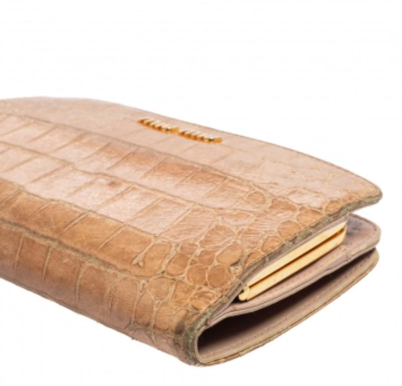 Miu Miu Billetero largo de piel con relieve de cocodrilo beige en venta 2