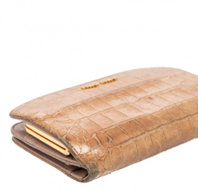 Miu Miu Billetero largo de piel con relieve de cocodrilo beige en venta 3