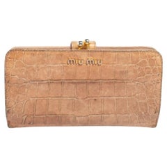 Miu Miu Billetero largo de piel con relieve de cocodrilo beige