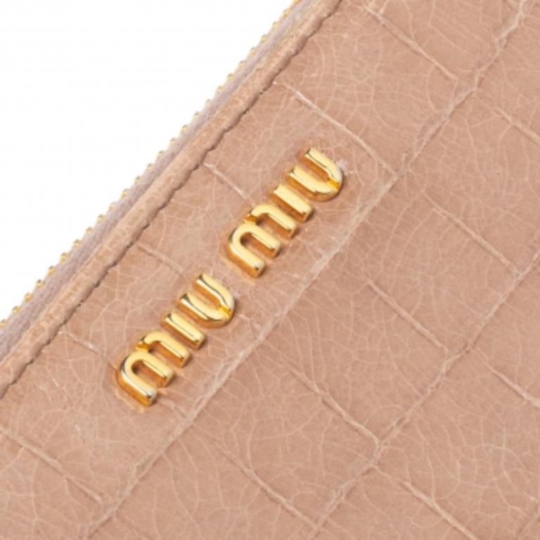 Miu Miu Beige Croc Embossed Patent Leather Zip Around Wallet In Fair Condition For Sale In Dubai, Al Qouz 2